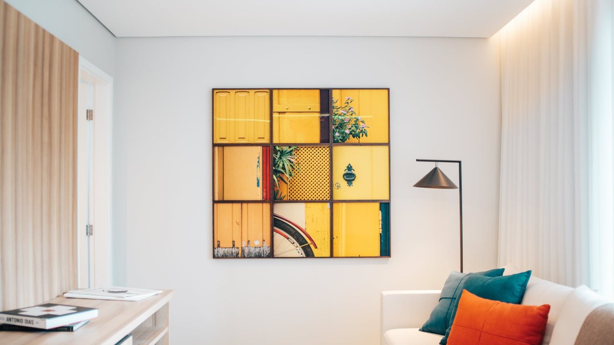 Phòng khách hiện đại với tranh tường nghệ thuật màu vàng, độ phân giải 1080x1920 HD, trang trí nội thất hút mắt.