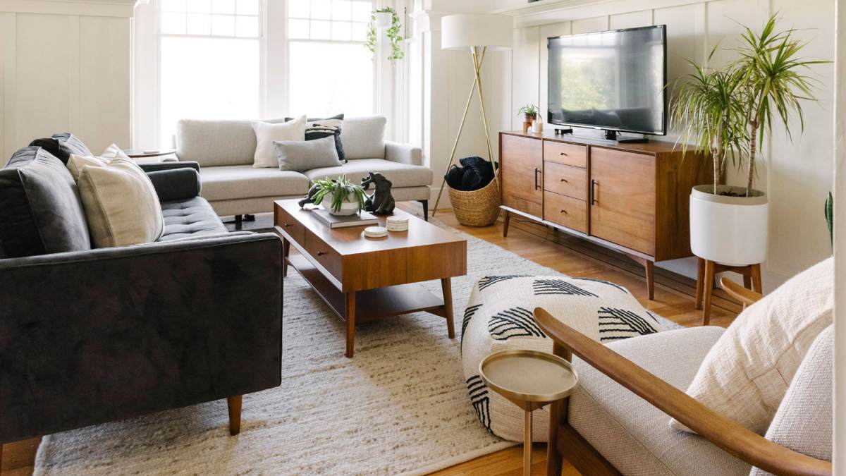 Phòng khách hiện đại với nội thất gỗ, sofa sang trọng, cây xanh. Hình ảnh HD 1080x1920, không gian sống tinh tế.