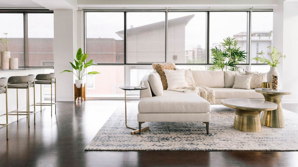 Phòng khách hiện đại với sofa trắng và cây xanh, ảnh nền HD chất lượng cao 1080x1920, mang lại không gian thoải mái.