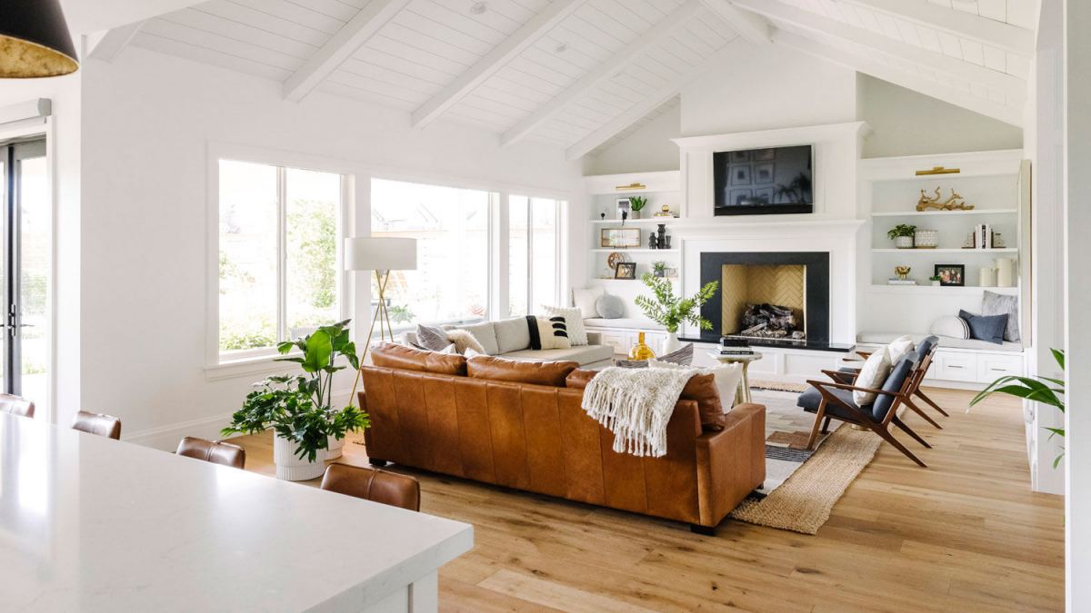 Phòng khách hiện đại với sofa da, ánh sáng tự nhiên, nội thất tối giản, độ phân giải HD, 1080x1920.