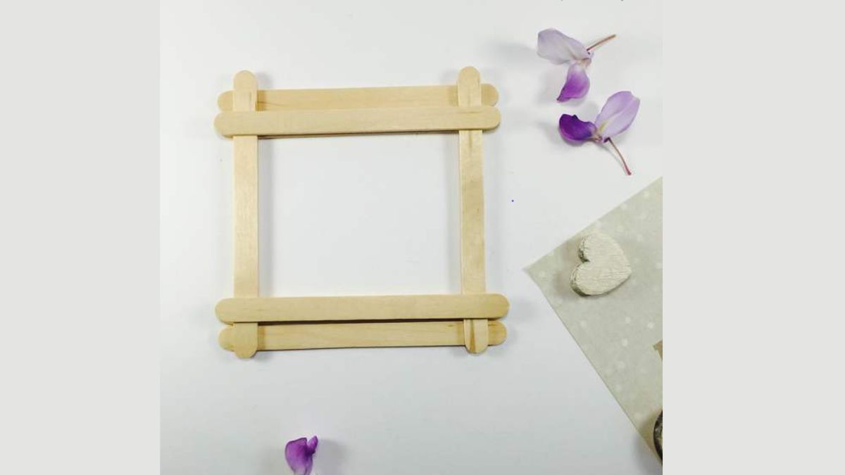 Khung gỗ DIY trang trí hoa tím trên nền trắng, 1080x1920, HD. Hình nền sáng tạo, thủ công tinh tế.